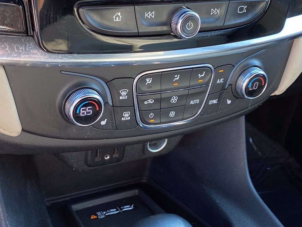 Used 2023 Chevrolet Traverse LT w/ Rear Camera Mirror Package FWD image 18