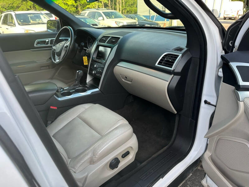Used 2015 Ford Explorer XLT w/ Equipment Group 202B image 23