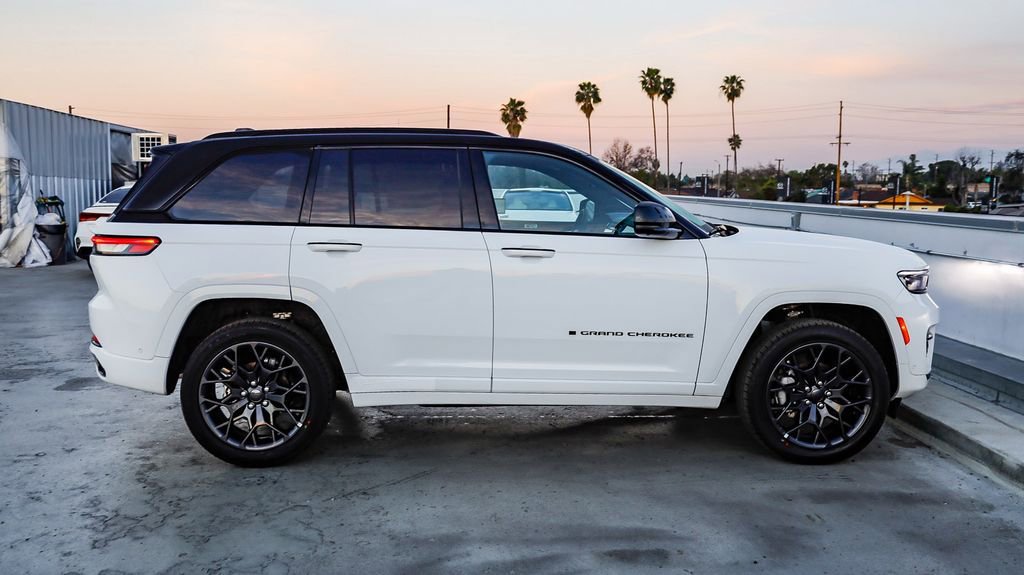 New 2025 Jeep Grand Cherokee Summit image 13