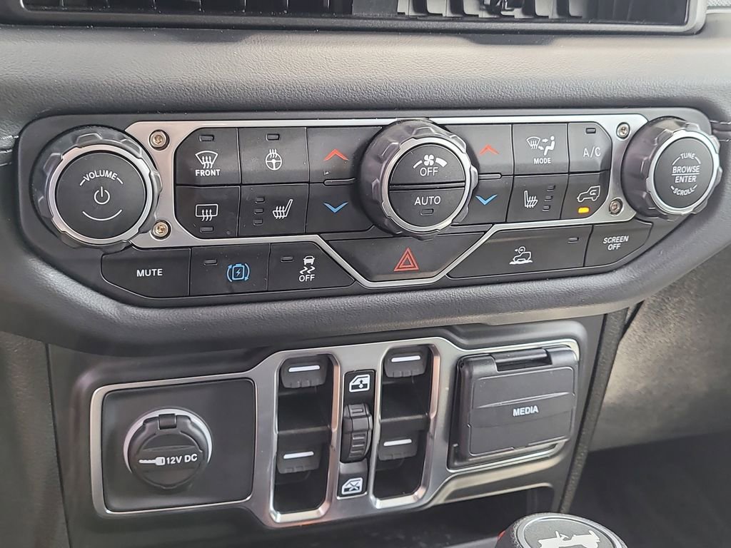 Used 2025 Jeep Wrangler Unlimited Sahara image 23