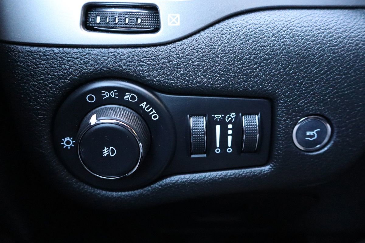 Used 2022 Jeep Cherokee Limited image 28