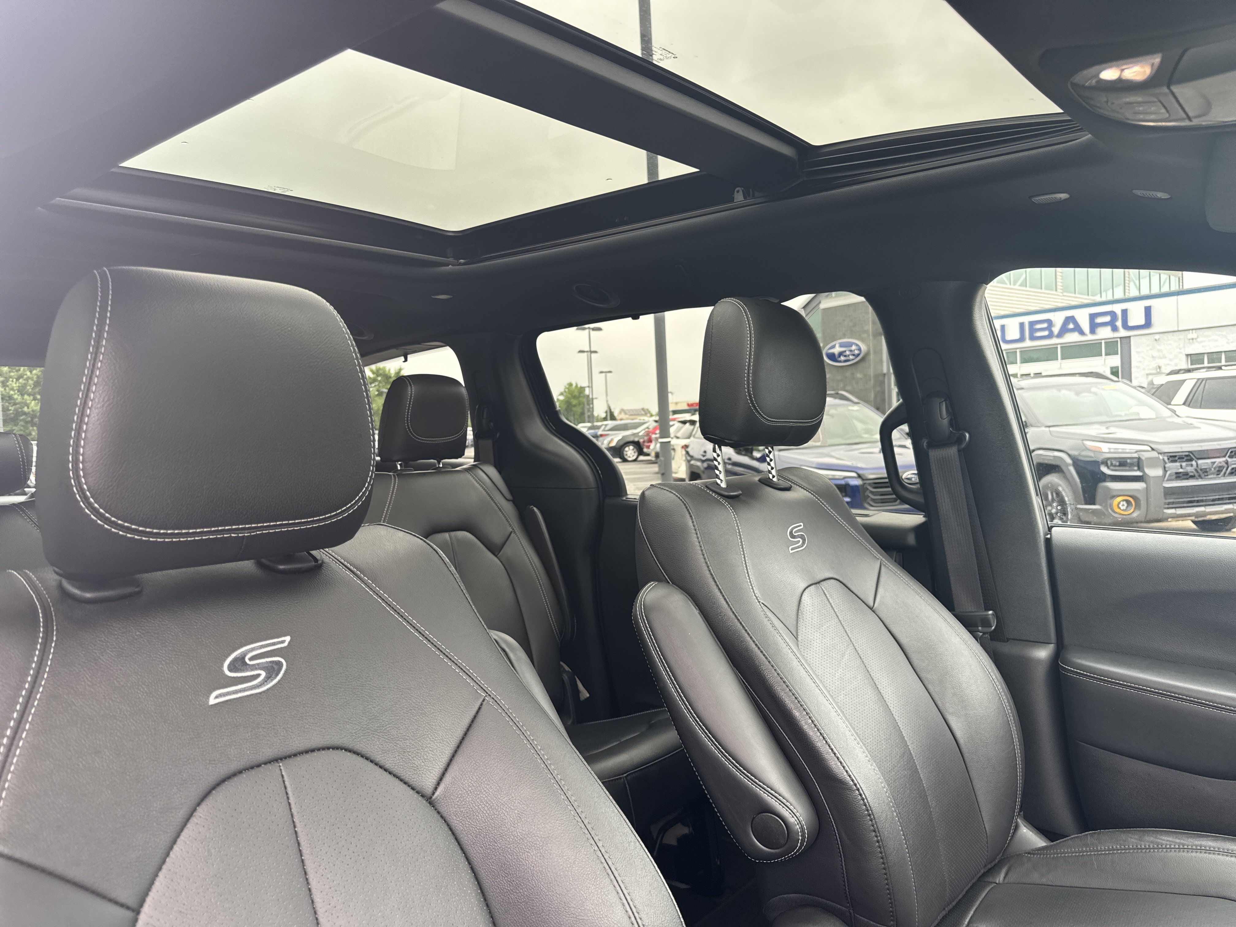 Used 2022 Chrysler Pacifica Touring-L w/ S Appearance Package AWD/4WD image 6
