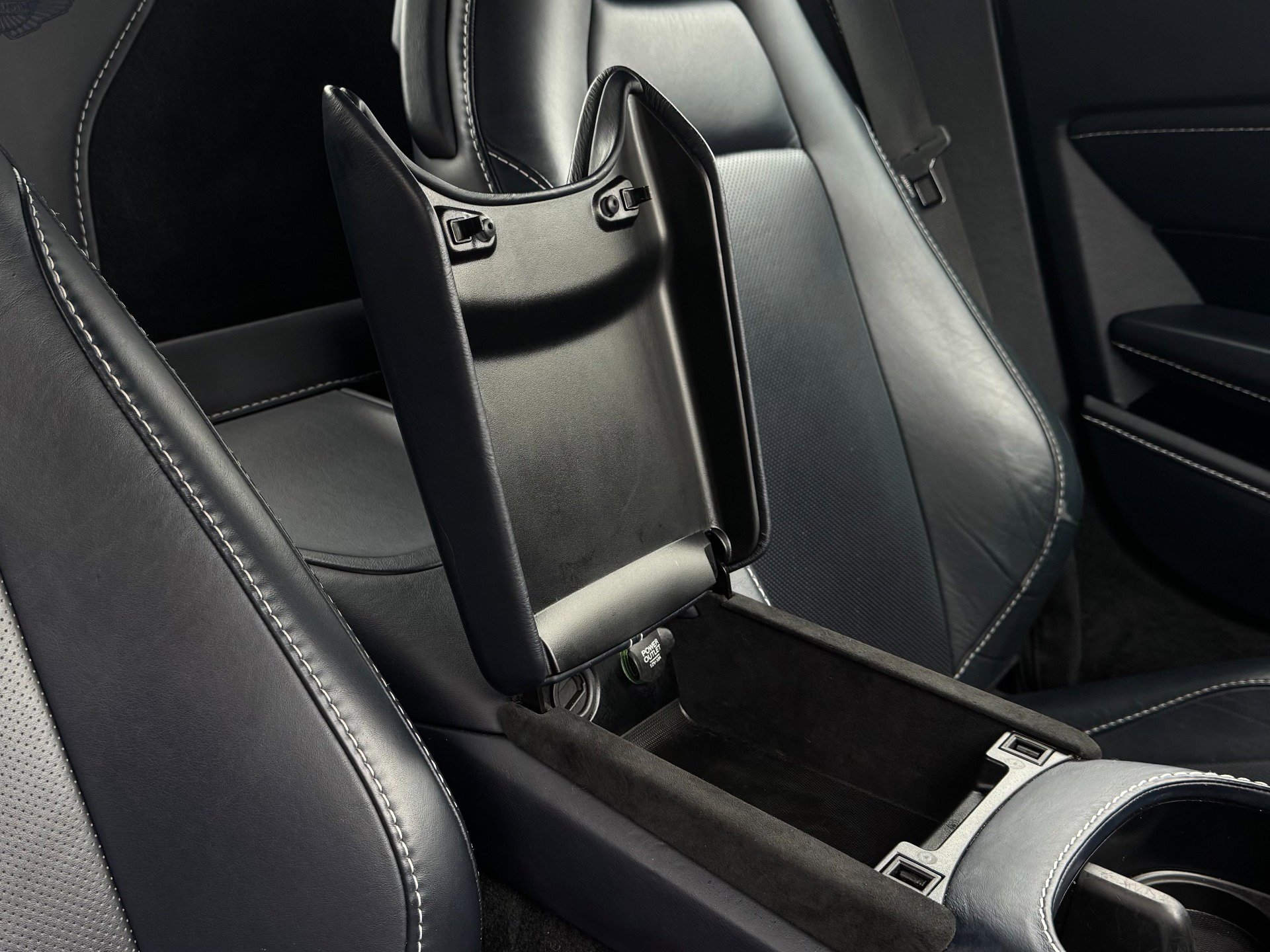 Used 2020 Aston Martin V8 Vantage Coupe image 26