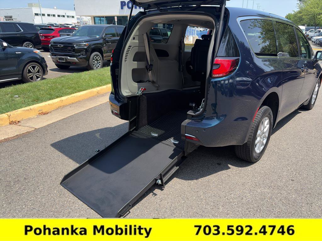 Used 2023 Chrysler Pacifica Touring-L FWD image 3