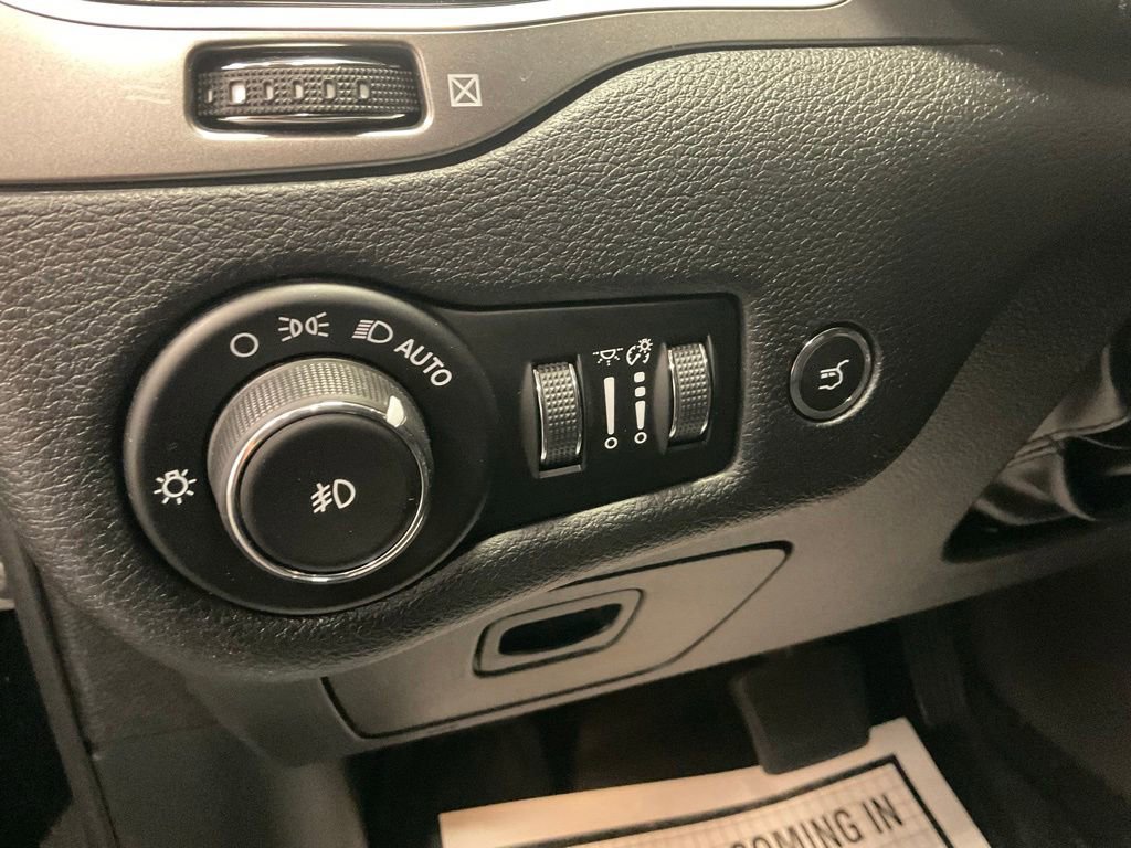 Used 2019 Jeep Cherokee Limited w/ Trailer Tow Group AWD/4WD image 14