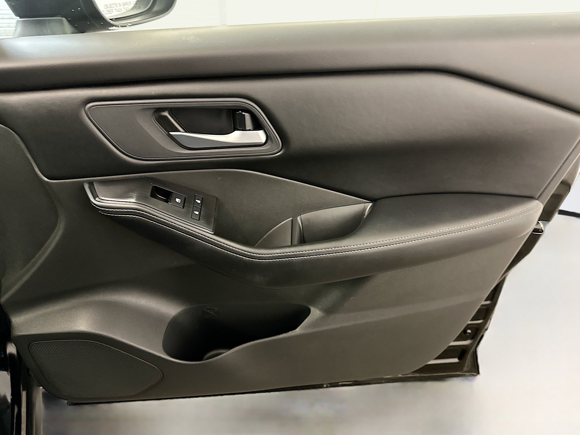 Used 2025 Nissan Rogue SV image 33