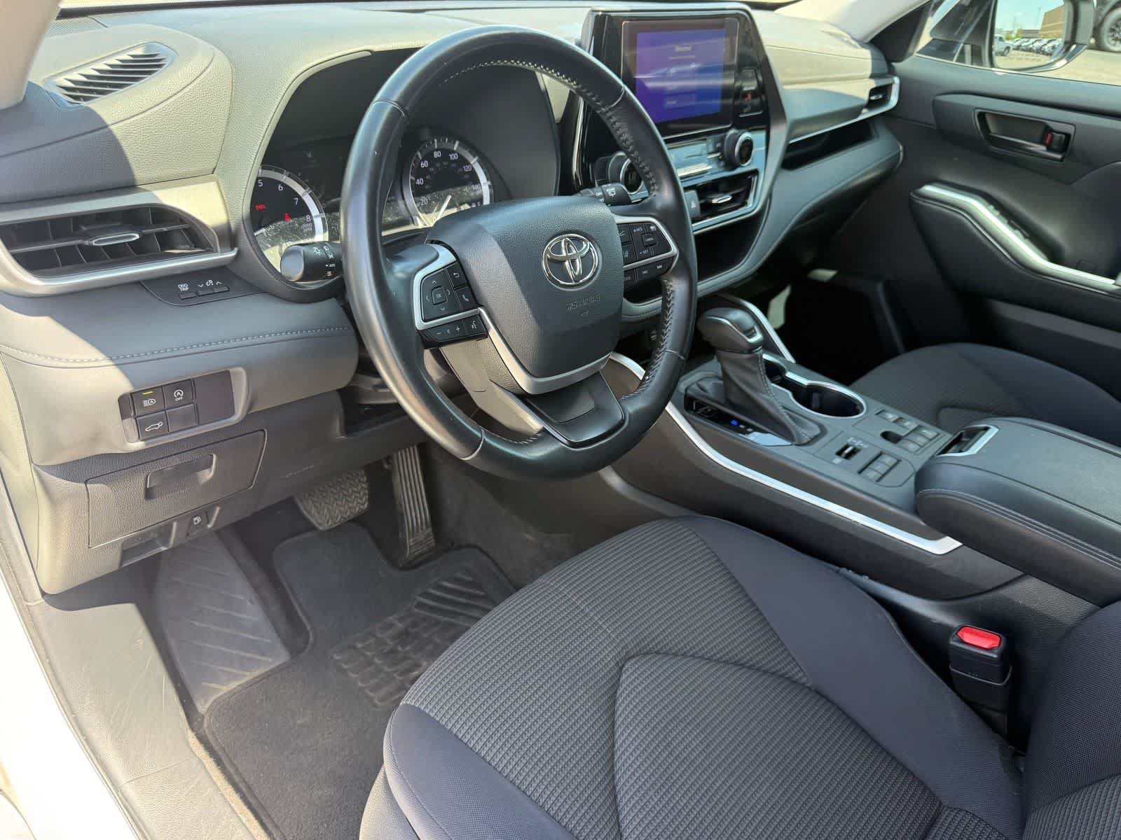 Used 2023 Toyota Highlander LE AWD/4WD image 17