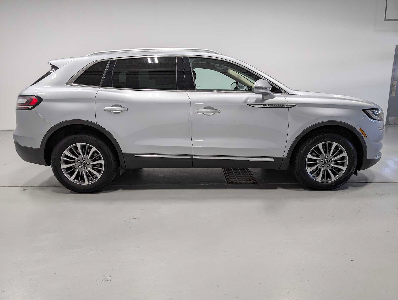 Certified 2023 Lincoln Nautilus AWD w/ Premium Package image 7