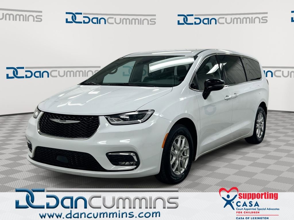 Used 2025 Chrysler Pacifica Select image 1