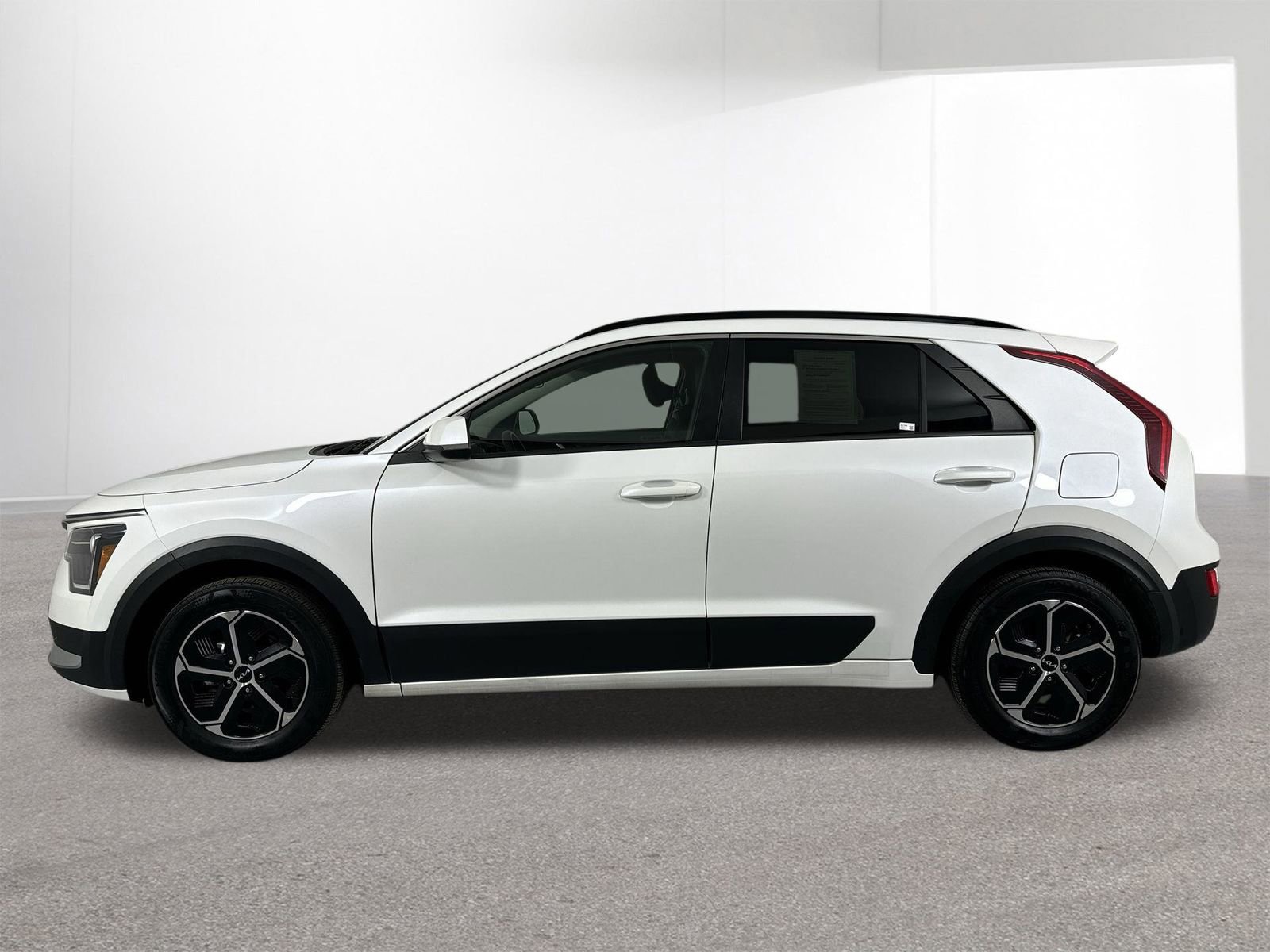 Used 2023 Kia Niro LX image 28