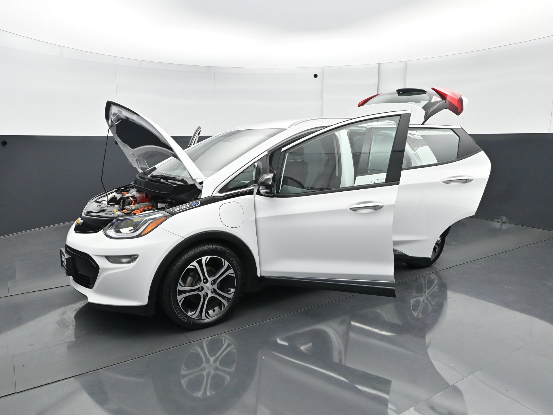 Used 2019 Chevrolet Bolt Premier w/ Infotainment Package FWD image 27