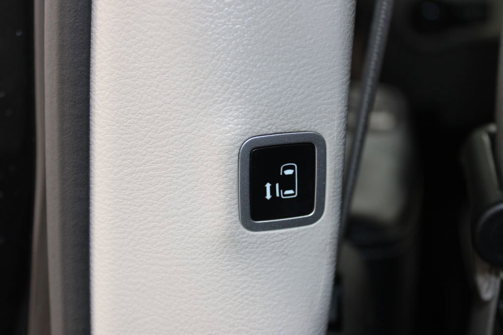 Used 2023 Chrysler Pacifica Touring-L FWD image 22