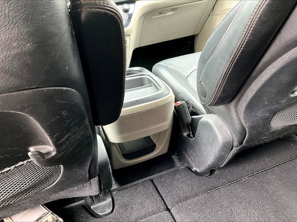 Used 2020 Chrysler Pacifica Touring-L image 30