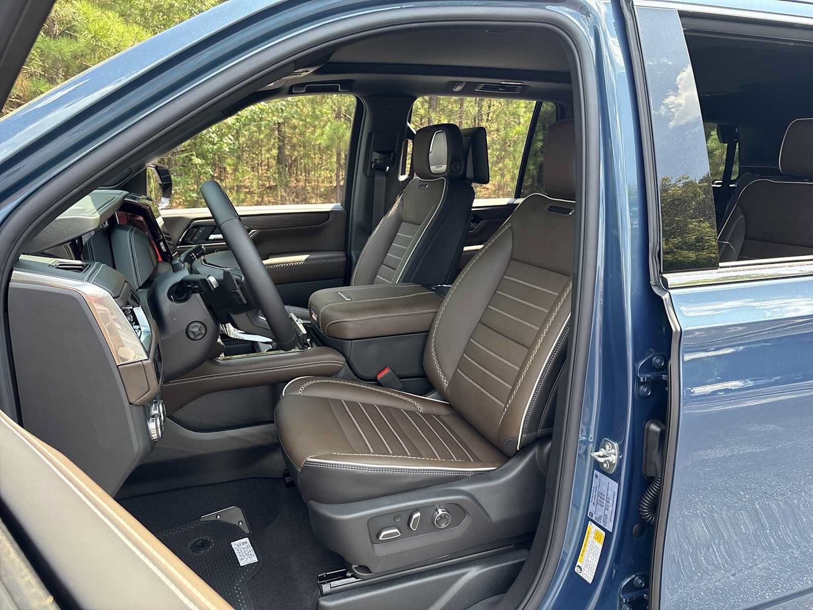 New 2026 GMC Yukon Denali Ultimate AWD/4WD image 16