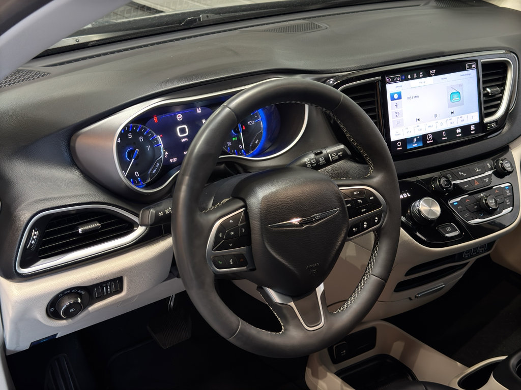 Used 2023 Chrysler Pacifica Touring-L FWD image 19