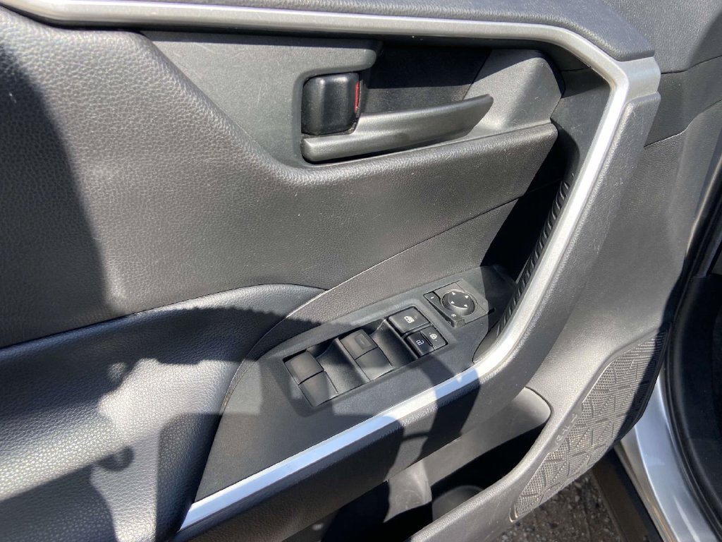 Used 2020 Toyota RAV4 LE AWD/4WD image 13