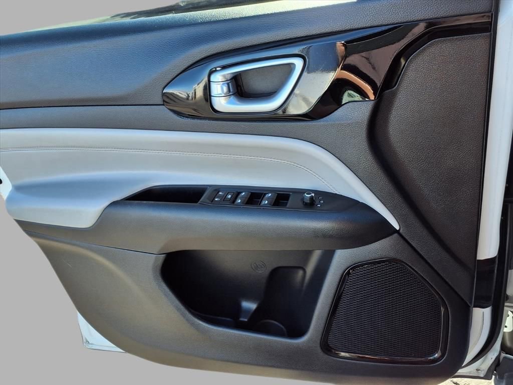 Used 2023 Jeep Compass Limited image 15