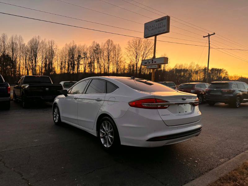 Used 2017 Ford Fusion SE w/ Fusion SE Technology Package image 7