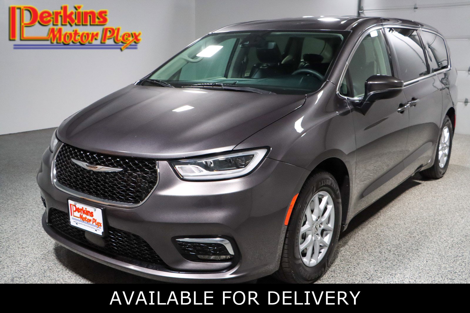Used 2023 Chrysler Pacifica Touring-L image 1