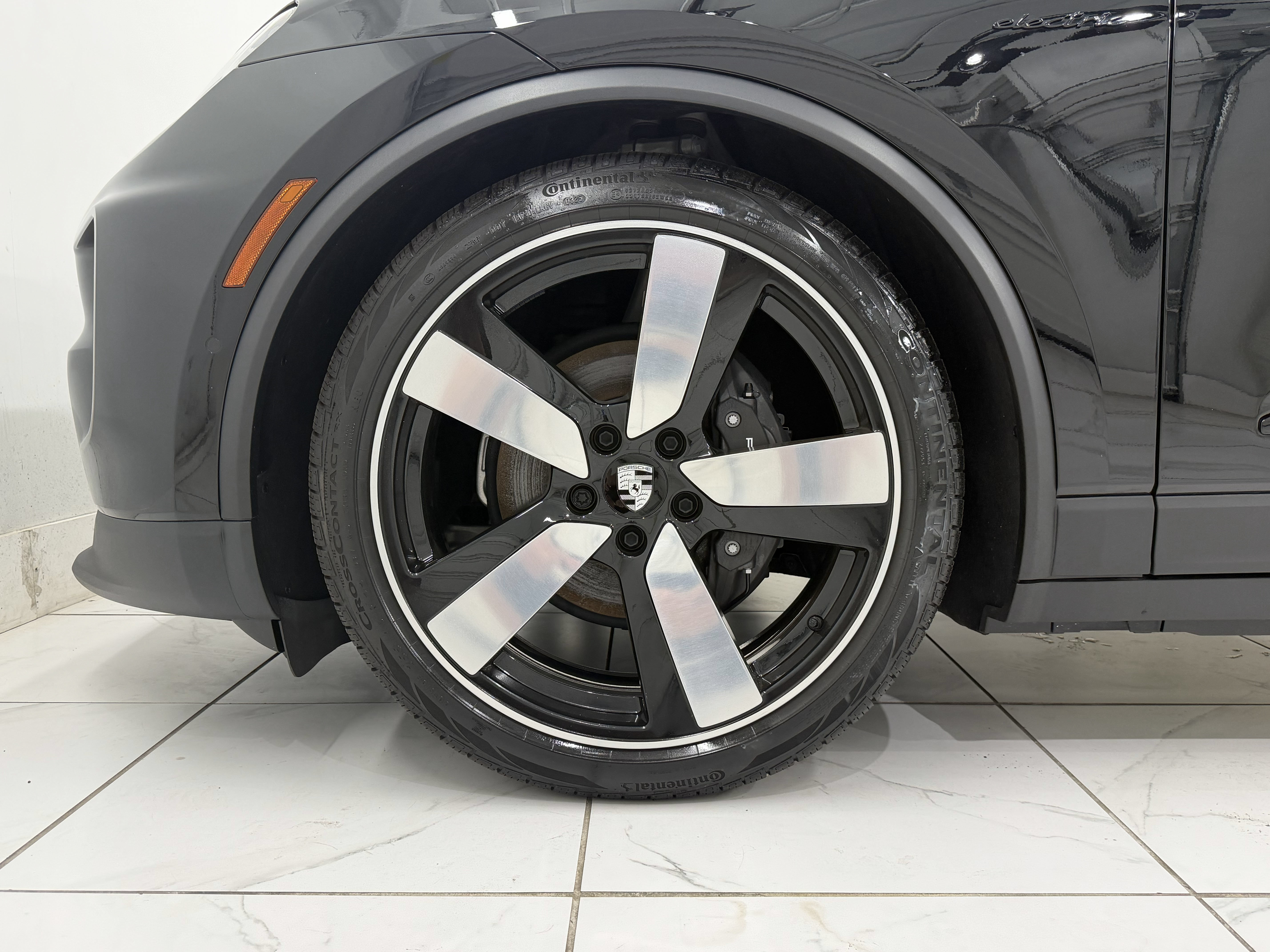 Certified 2025 Porsche Macan Electric RWD image 16