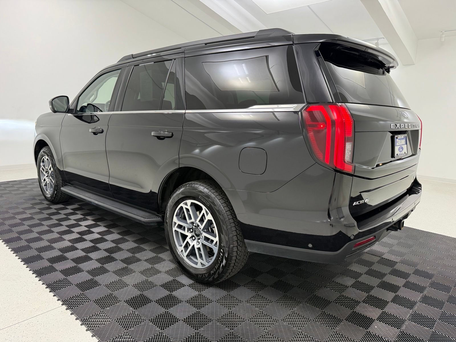 Used 2025 Ford Expedition Active AWD/4WD image 5