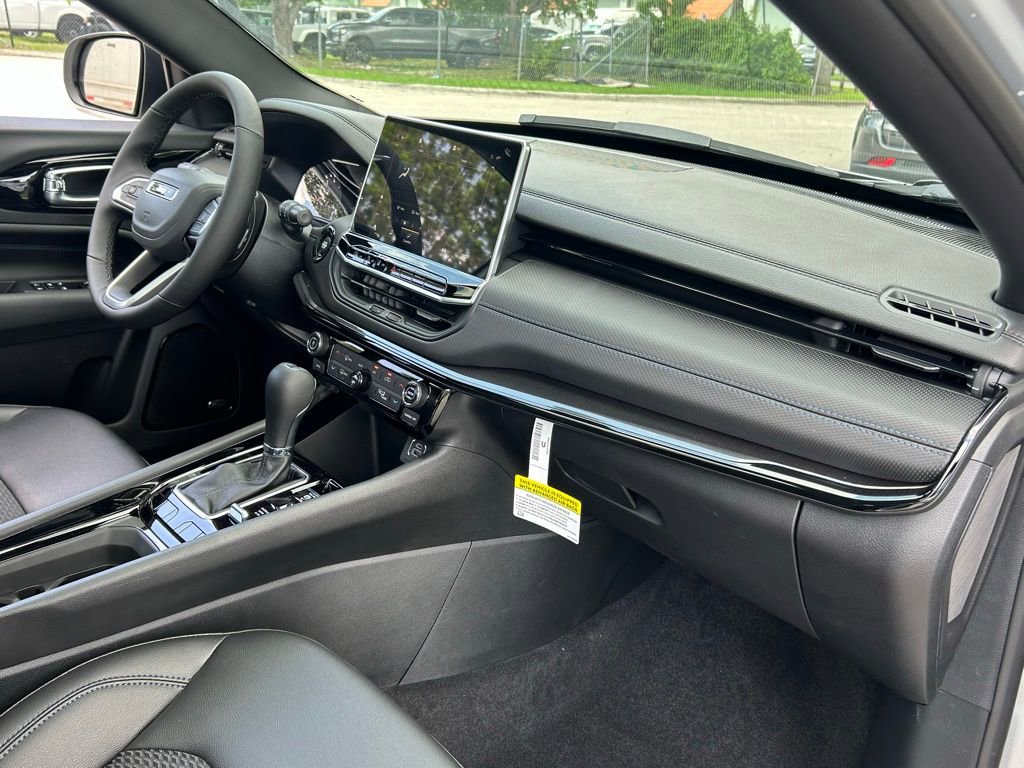 New 2025 Jeep Compass Latitude w/ Sun & Sound Group AWD/4WD image 32