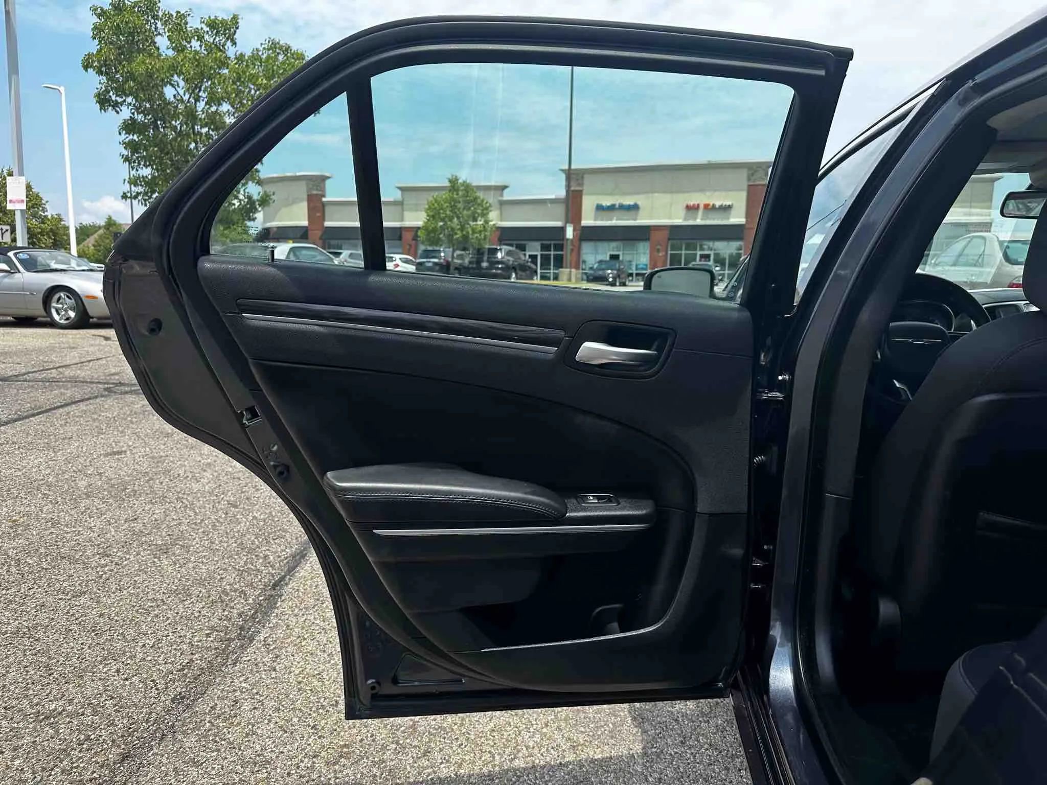 Used 2018 Chrysler 300 Touring w/ Driver Convenience Group image 34