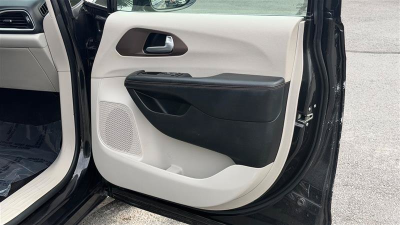 Used 2018 Chrysler Pacifica Touring-L FWD image 32