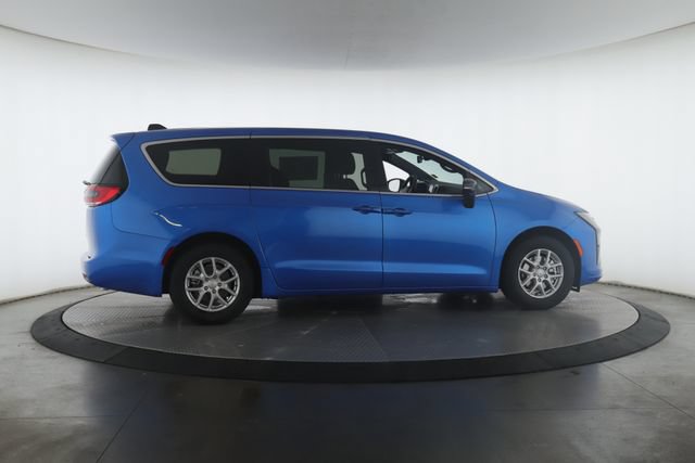 New 2027 Chrysler Pacifica Select FWD image 6