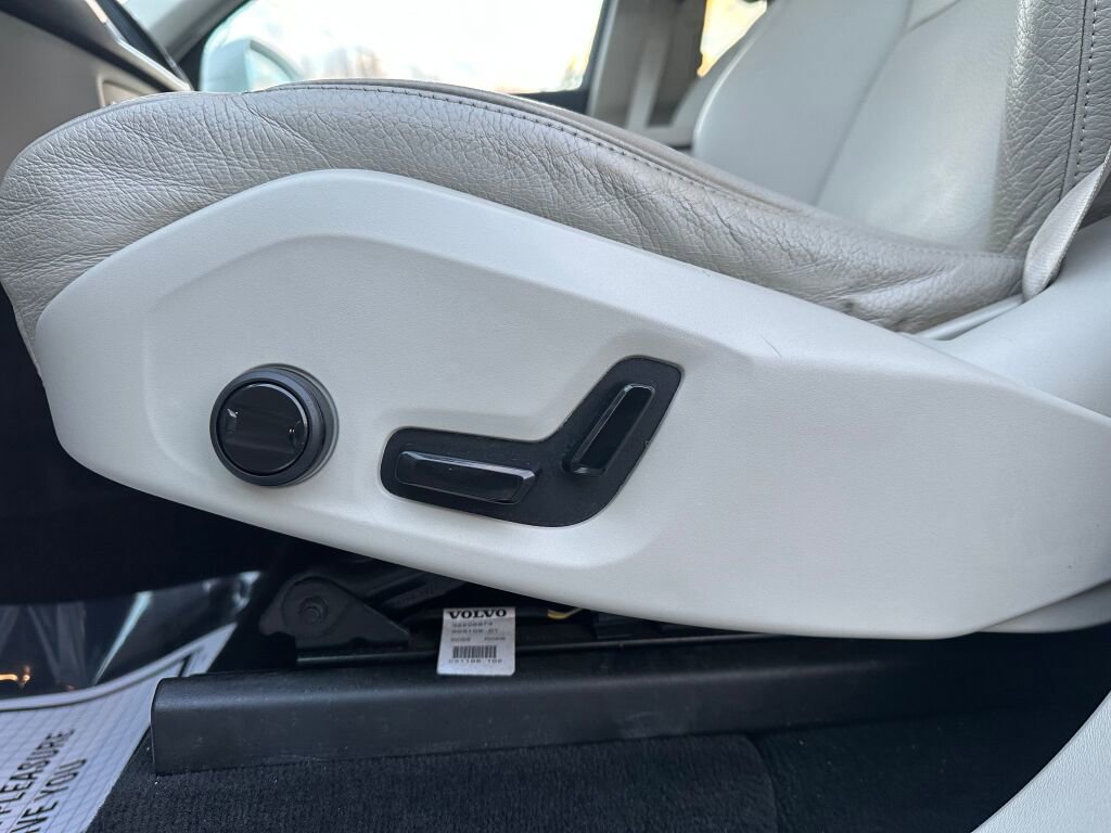 Used 2021 Volvo XC90 T6 Momentum image 10