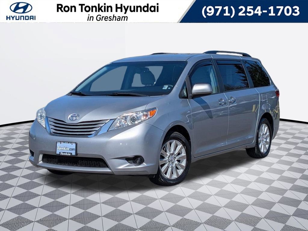Used 2017 Toyota Sienna LE image 1