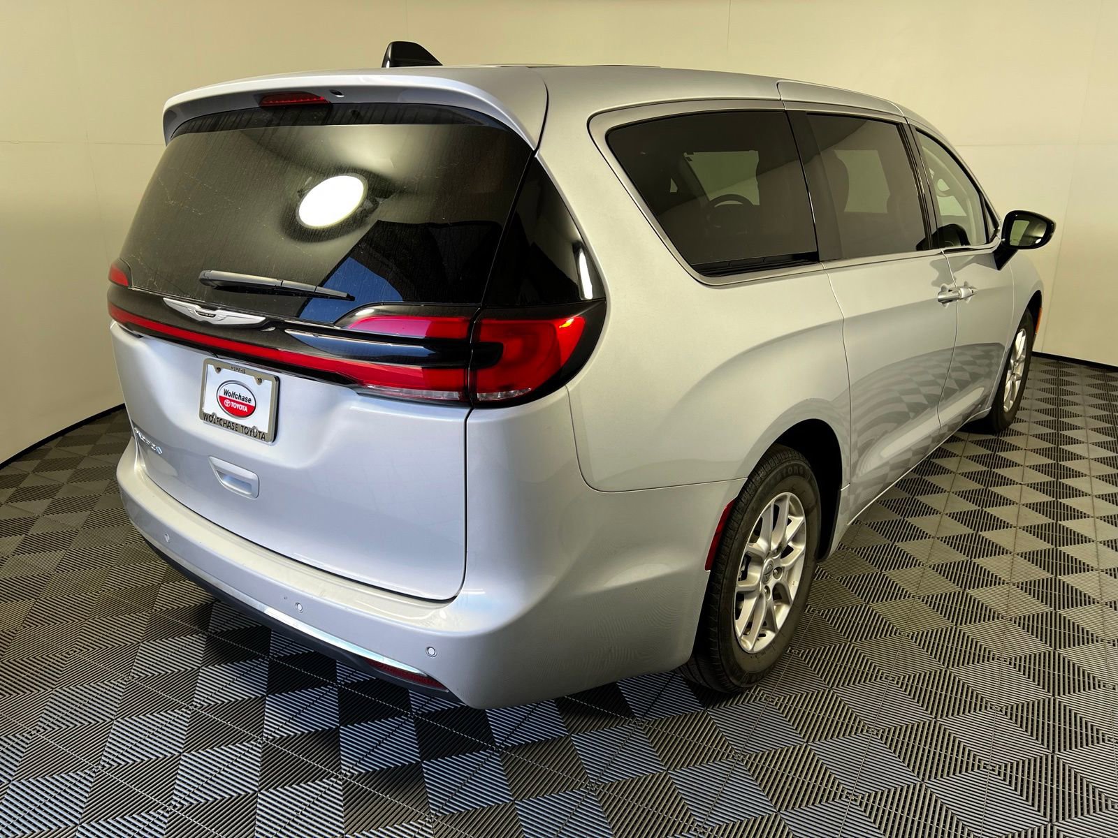Used 2024 Chrysler Pacifica Touring-L image 5