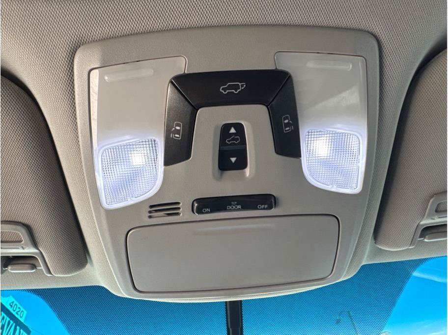 Used 2015 Toyota Sienna SE w/ SE Preferred Package FWD image 37