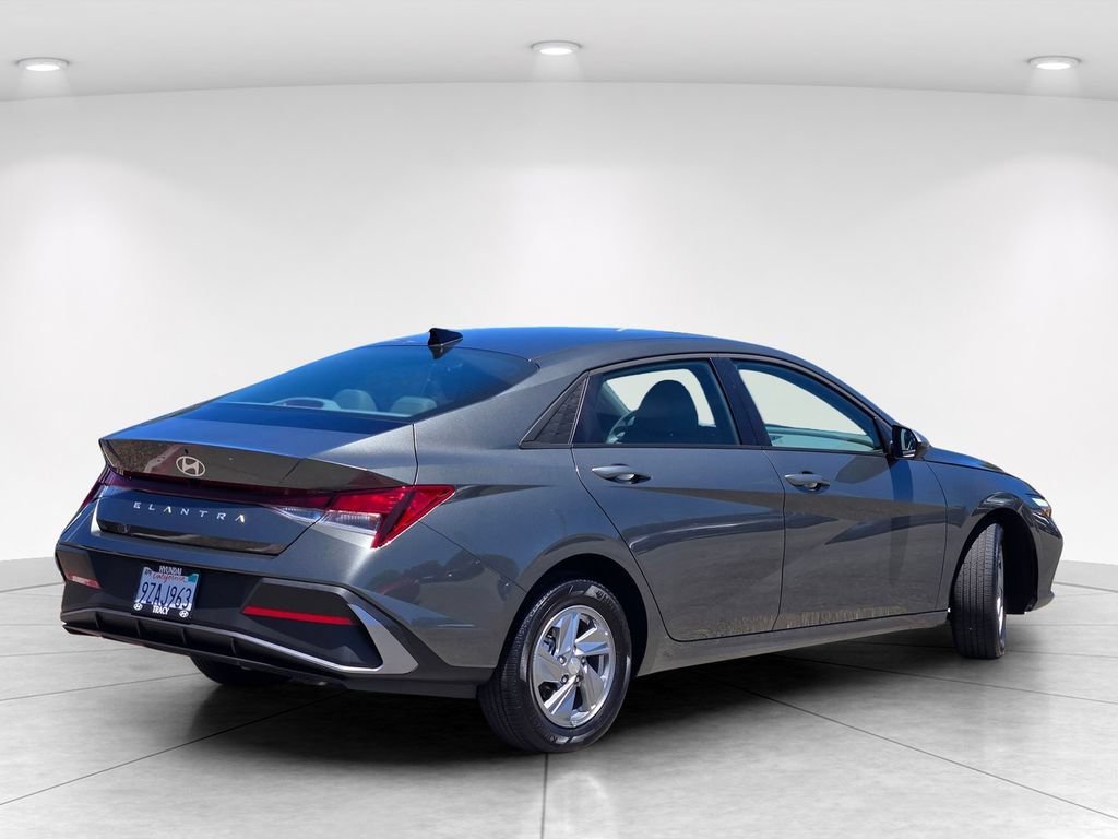 Used 2026 Hyundai Elantra SE FWD image 4