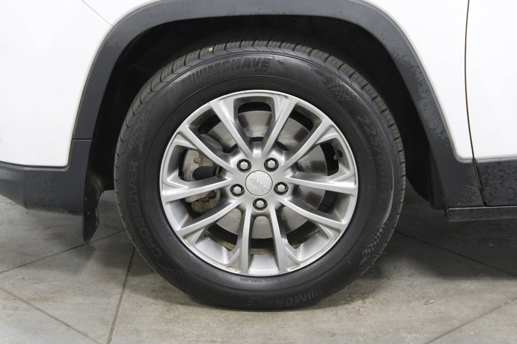 Used 2019 Jeep Cherokee Latitude Plus w/ Comfort/Convenience Group image 19