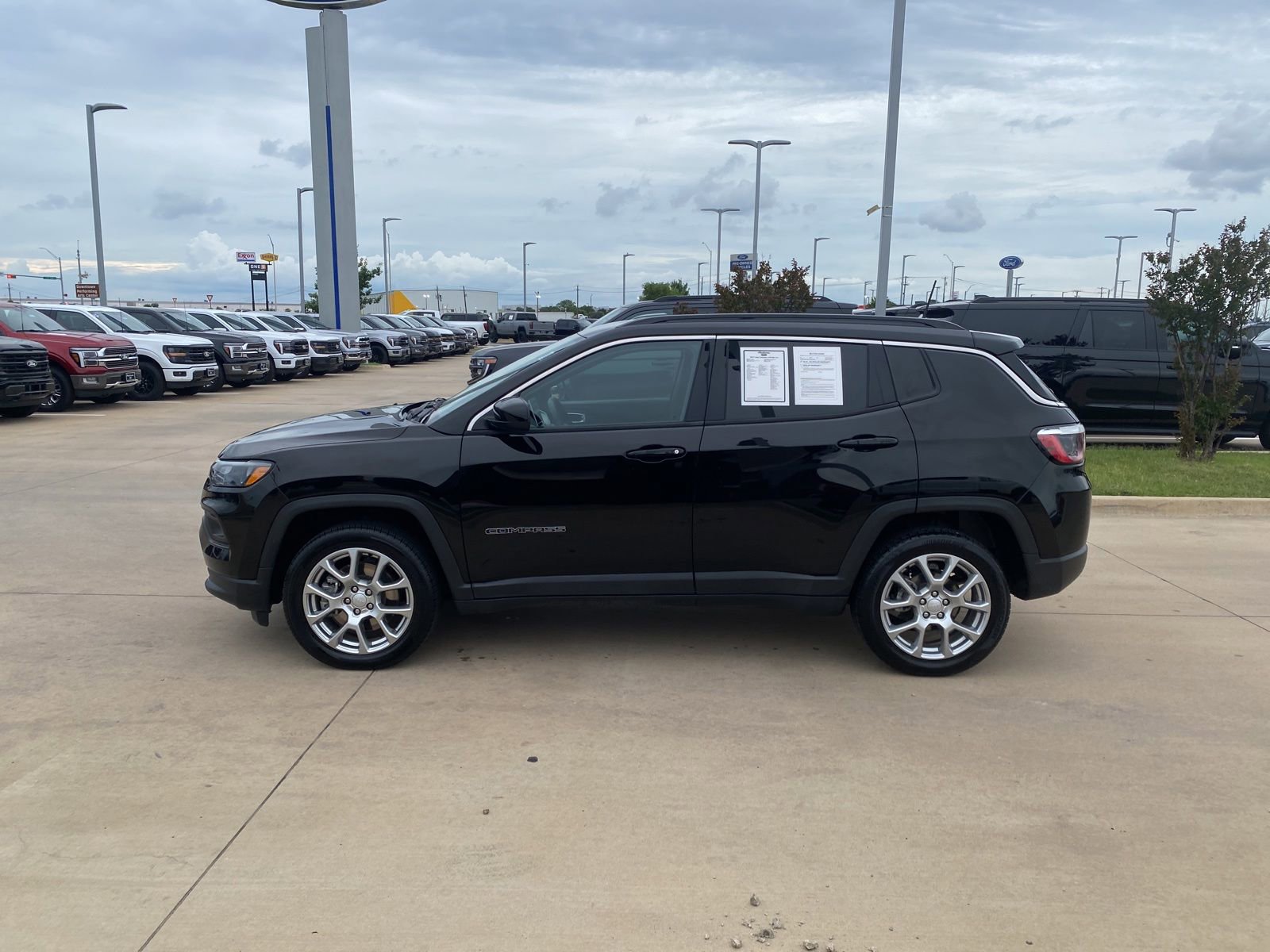Used 2023 Jeep Compass Latitude AWD/4WD image 2