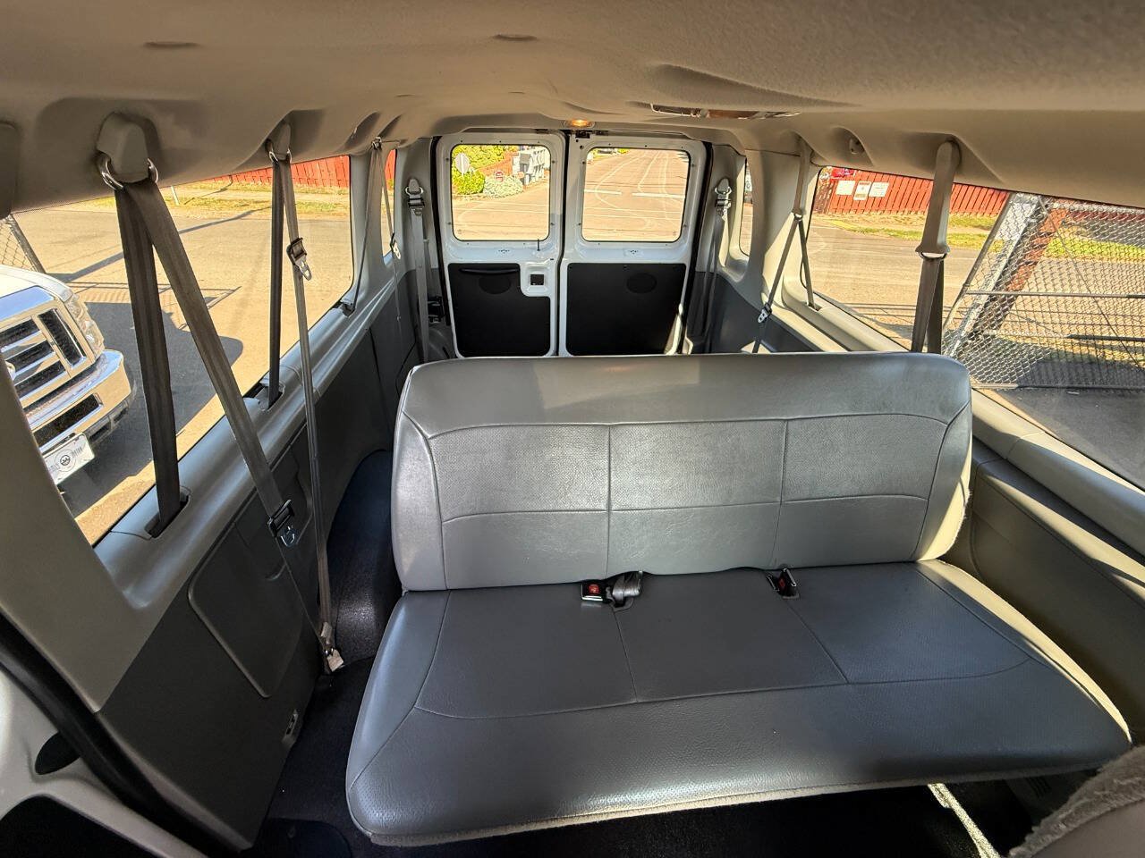Used 2005 Ford E-350 and Econoline 350 XL RWD image 18