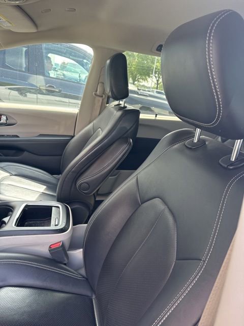 Used 2024 Chrysler Pacifica Touring-L image 7