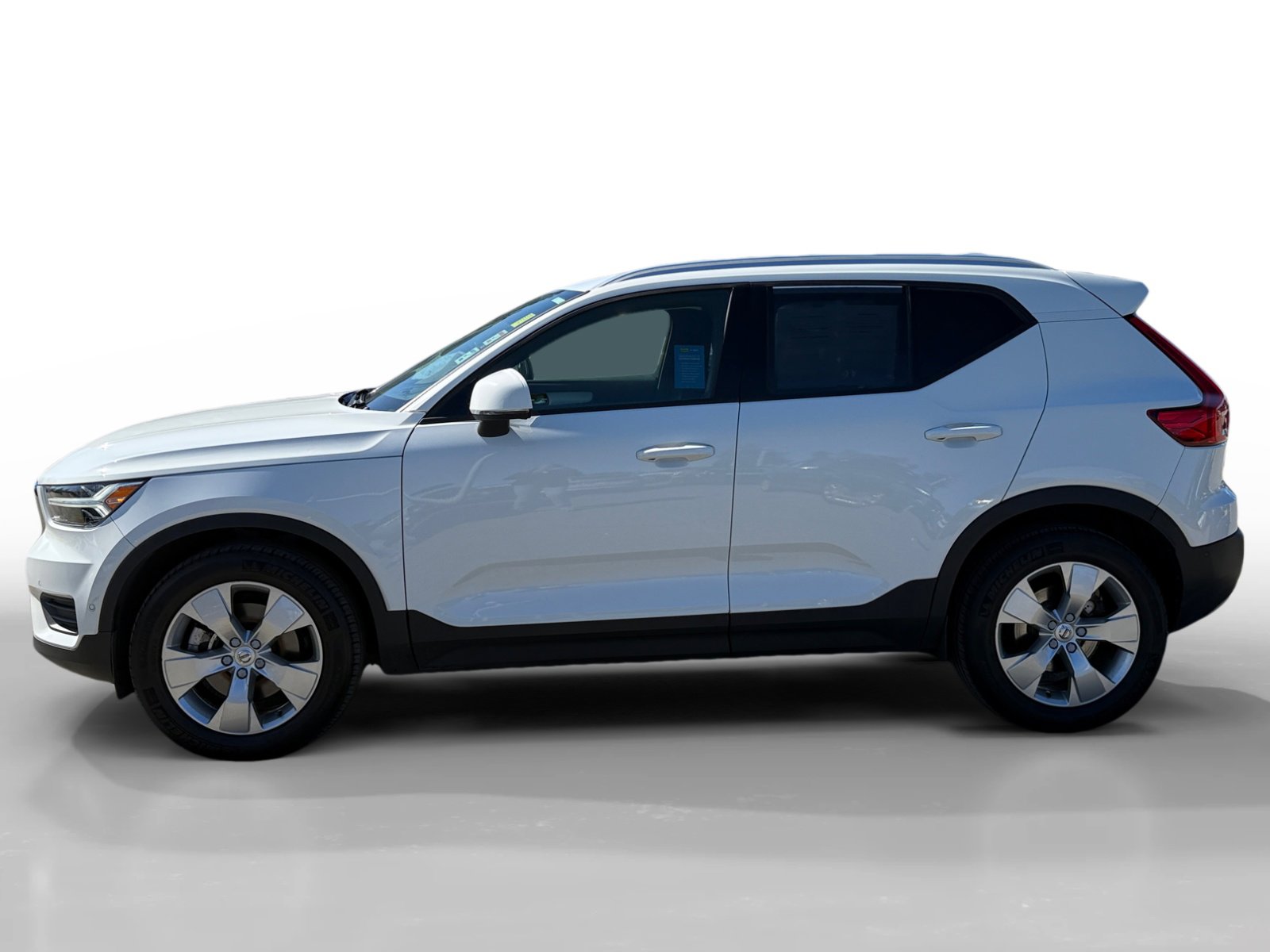 Used 2019 Volvo XC40 T5 Momentum image 2