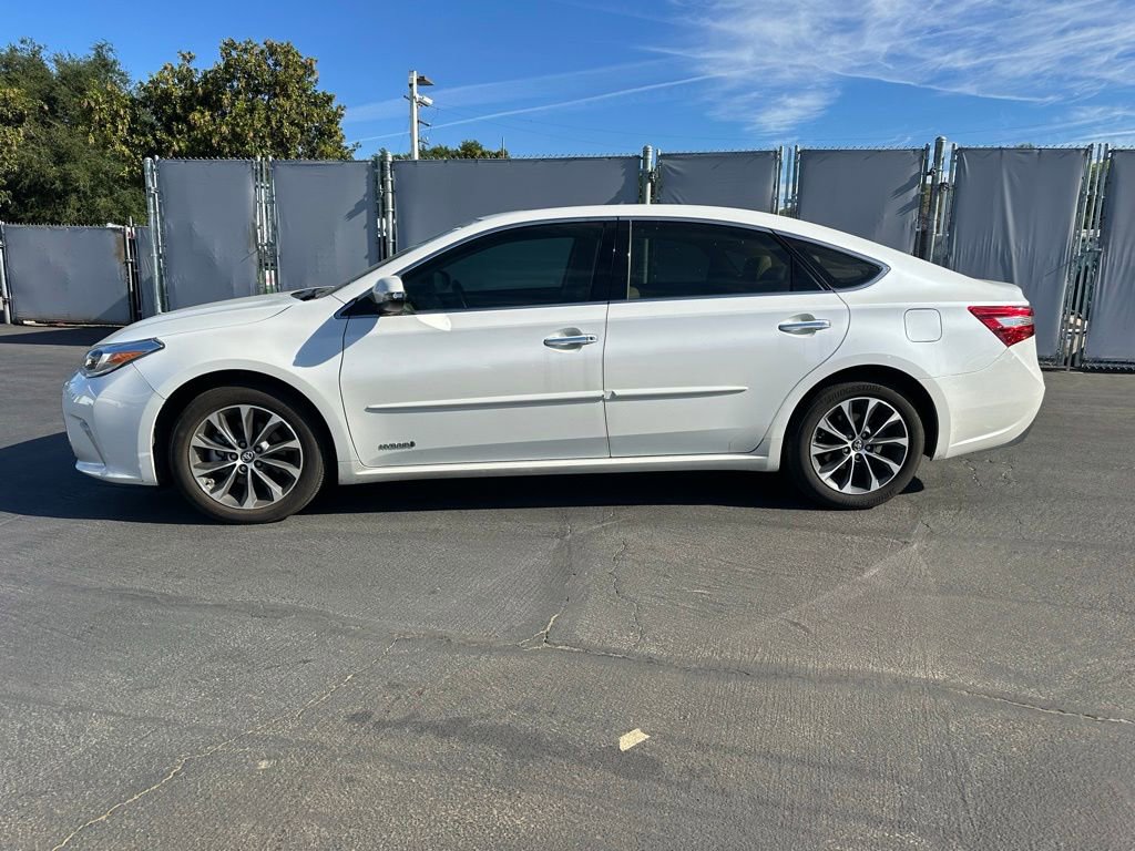 Used 2017 Toyota Avalon Limited image 2