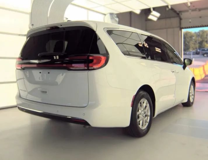 Used 2024 Chrysler Pacifica Touring-L FWD image 4