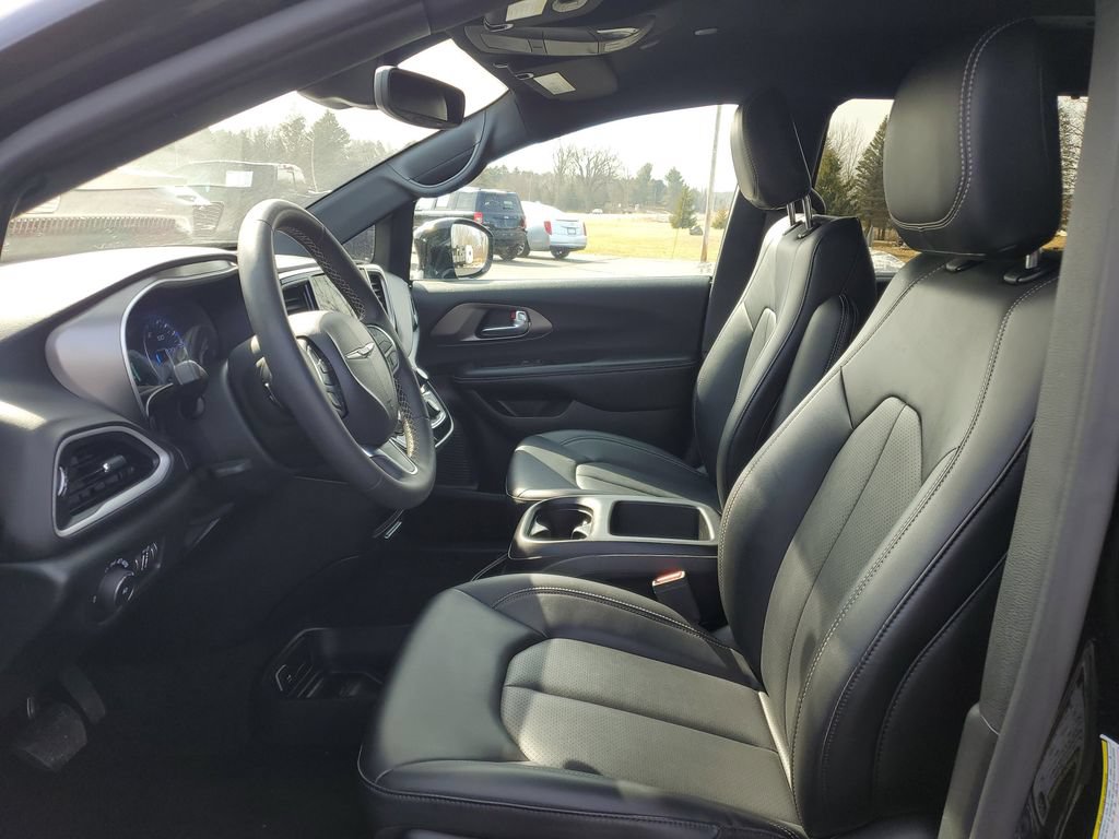 Used 2025 Chrysler Pacifica Select FWD image 8
