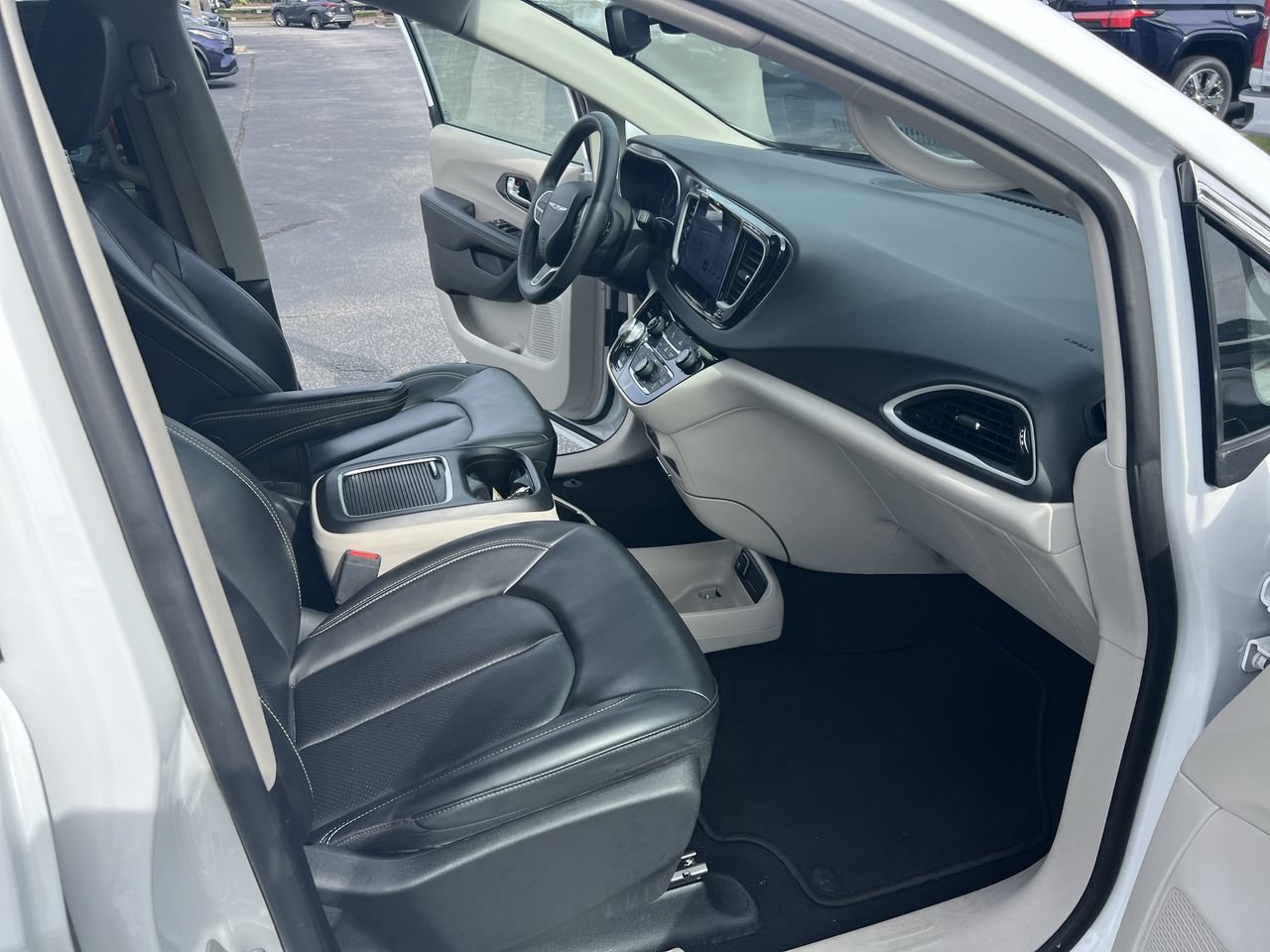 Used 2023 Chrysler Pacifica Touring-L FWD image 35
