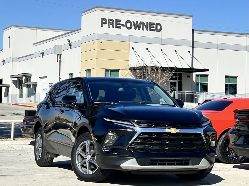 Used 2025 Chevrolet Blazer LT image 2