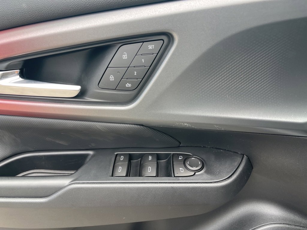 New 2025 Chevrolet Equinox EV RS image 33