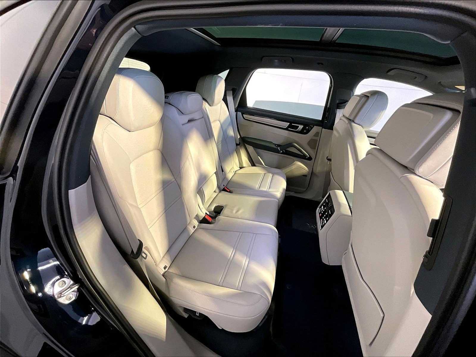 Certified 2023 Porsche Cayenne AWD/4WD image 23
