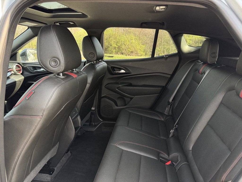 Used 2025 Chevrolet Trax RS w/ Sunroof Package image 23