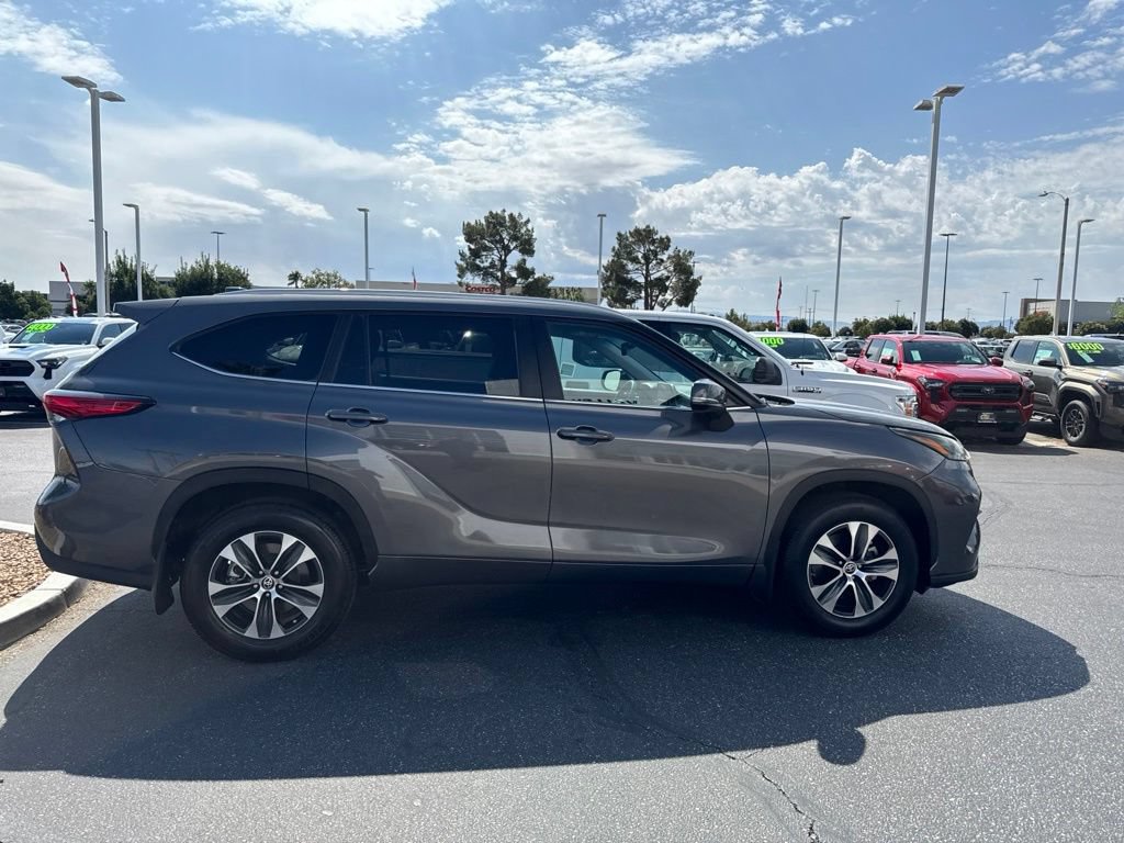 Used 2023 Toyota Highlander XLE AWD/4WD image 6