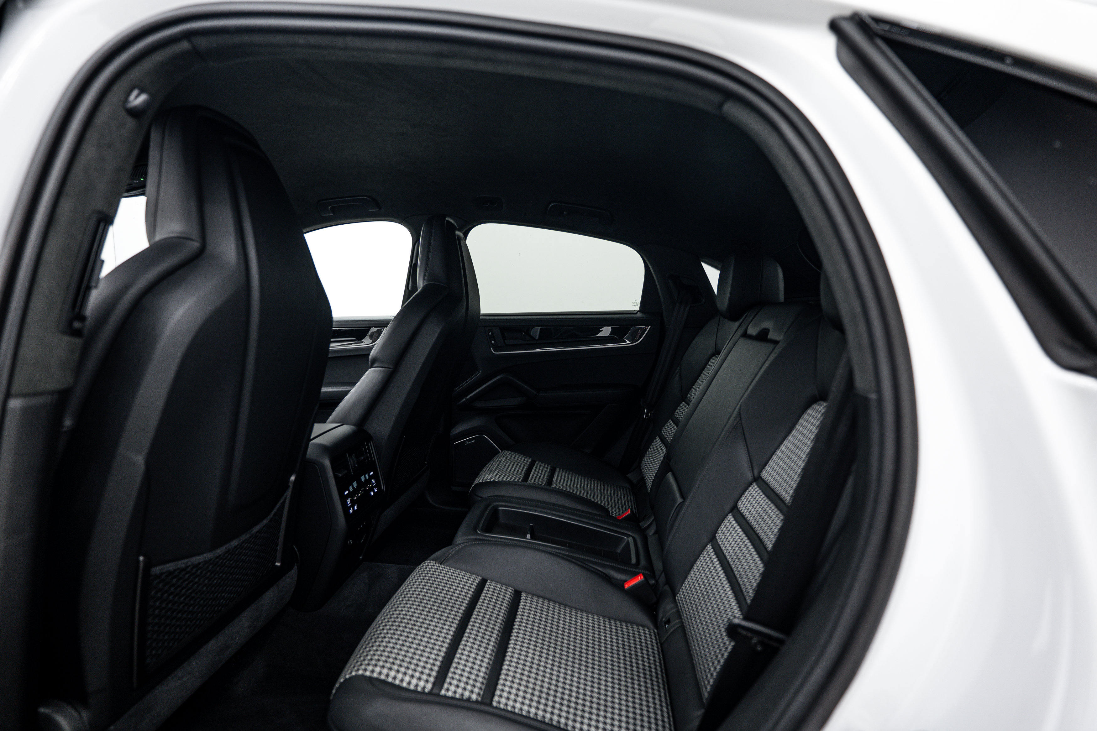 Certified 2025 Porsche Cayenne Turbo AWD/4WD image 23