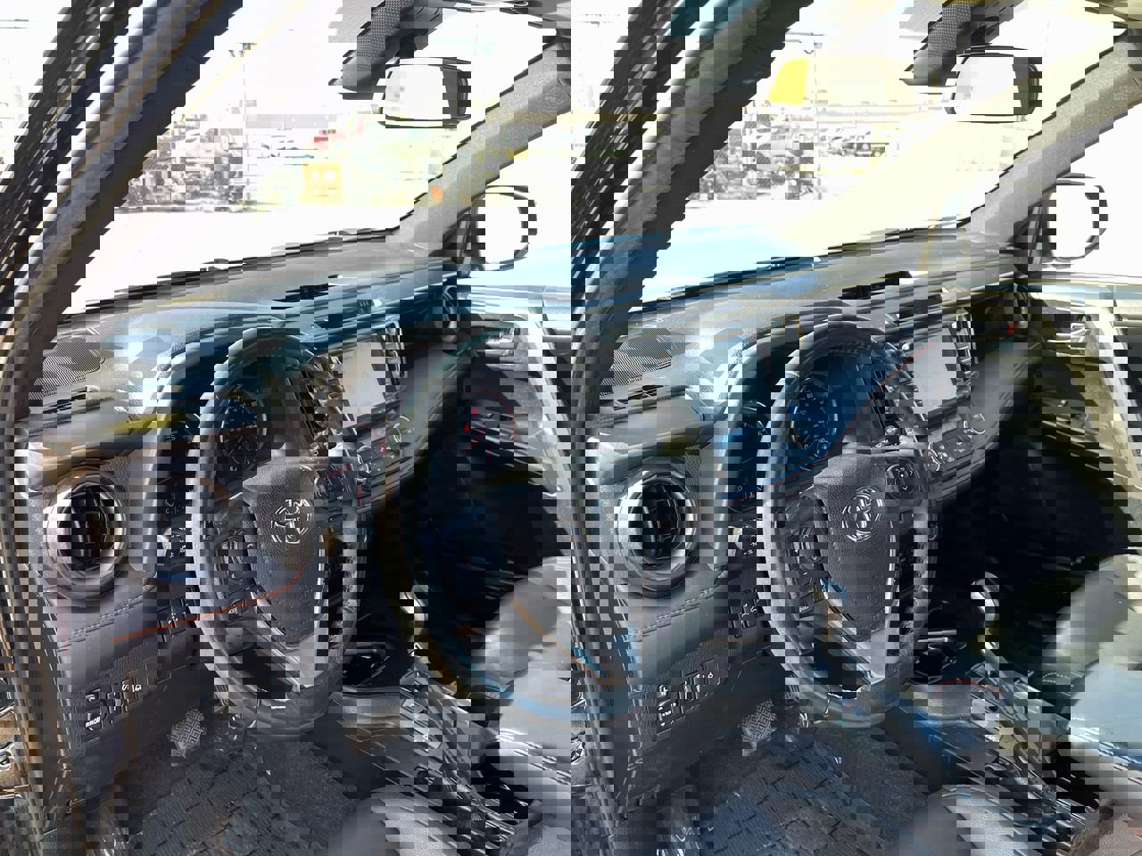 Used 2017 Toyota RAV4 SE image 29